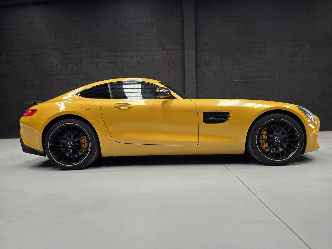 Mercedes-AMG GT amarillo, lateral y llantas negras