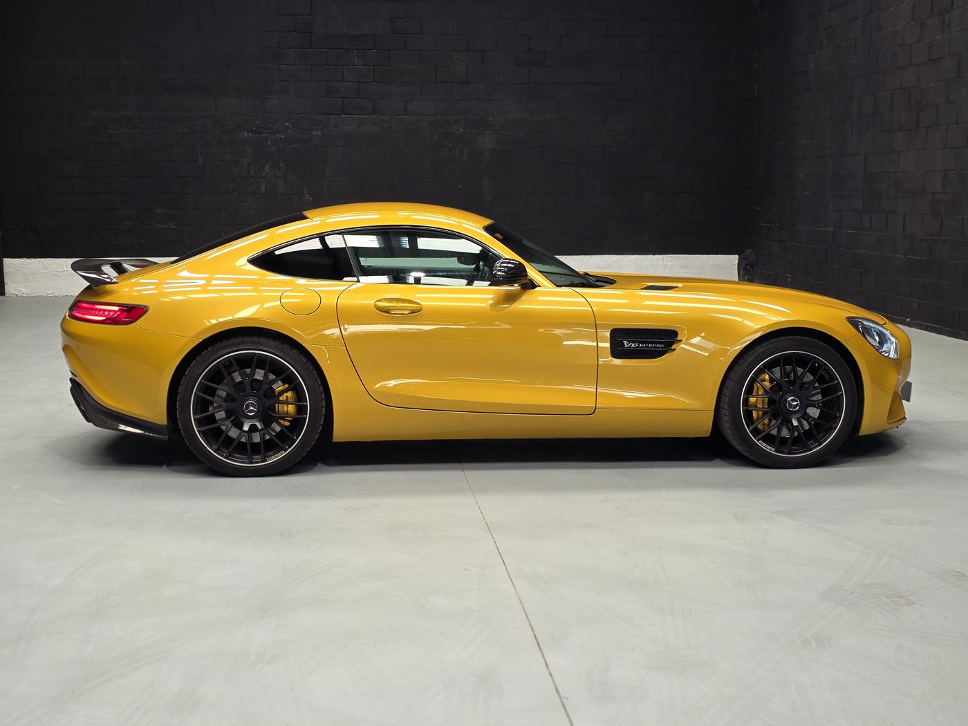 Mercedes-AMG GT amarillo, lateral con alerón