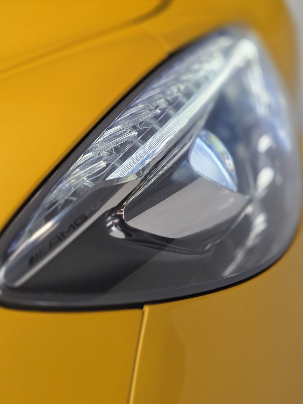 Detalle del faro delantero LED