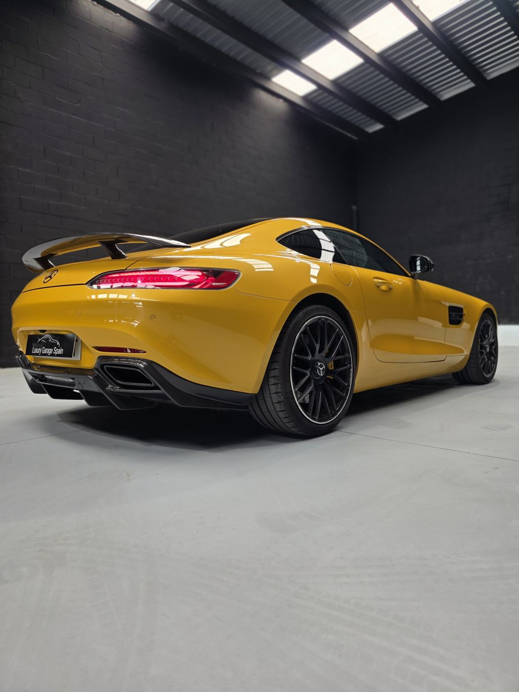 Mercedes-AMG GT amarillo, trasera y lateral