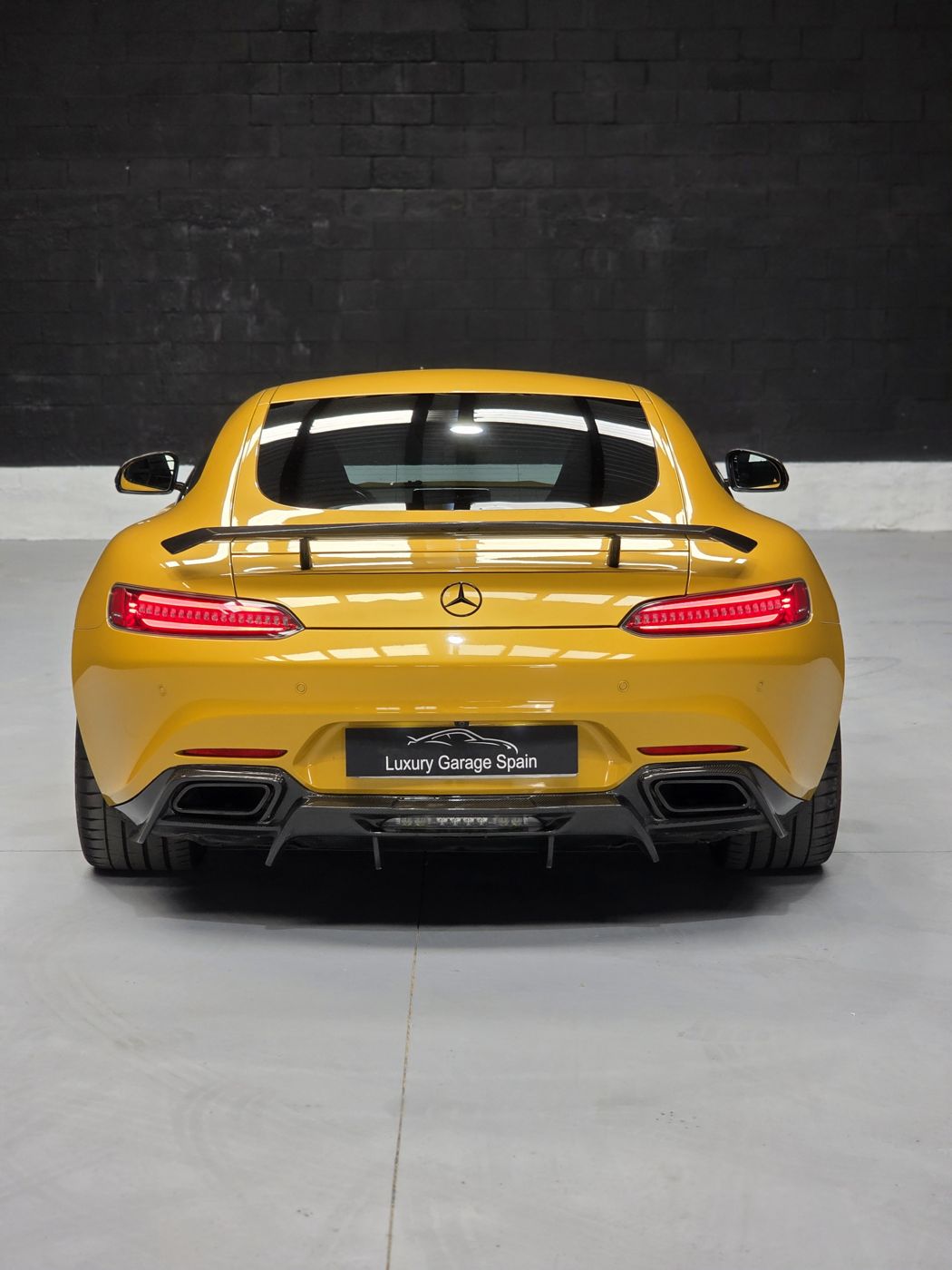 Mercedes-AMG GT amarillo, vista trasera con alerón