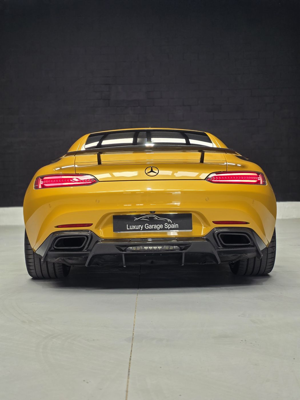 Mercedes-AMG GT amarillo, trasera con difusor de carbono