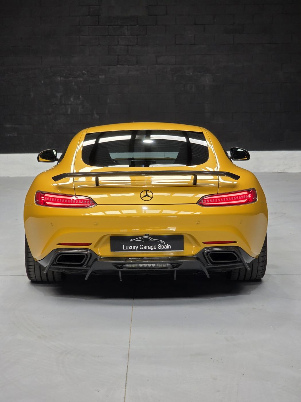 Mercedes-AMG GT amarillo, trasera y escapes