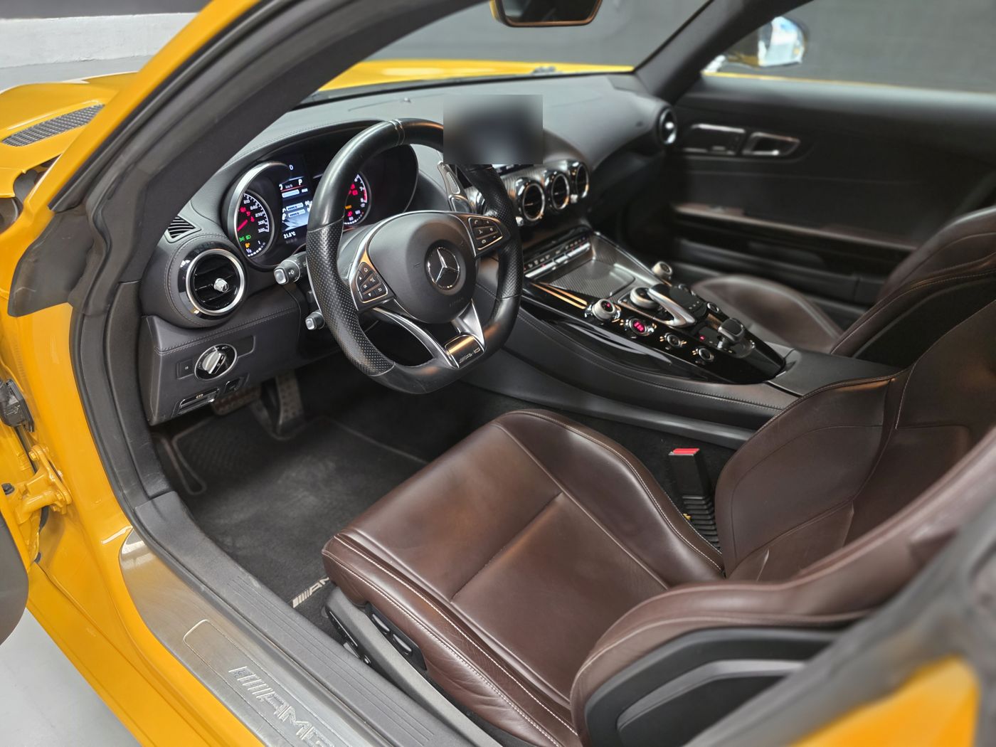 Interior del AMG GT: puesto de conducción y asientos de cuero marrón