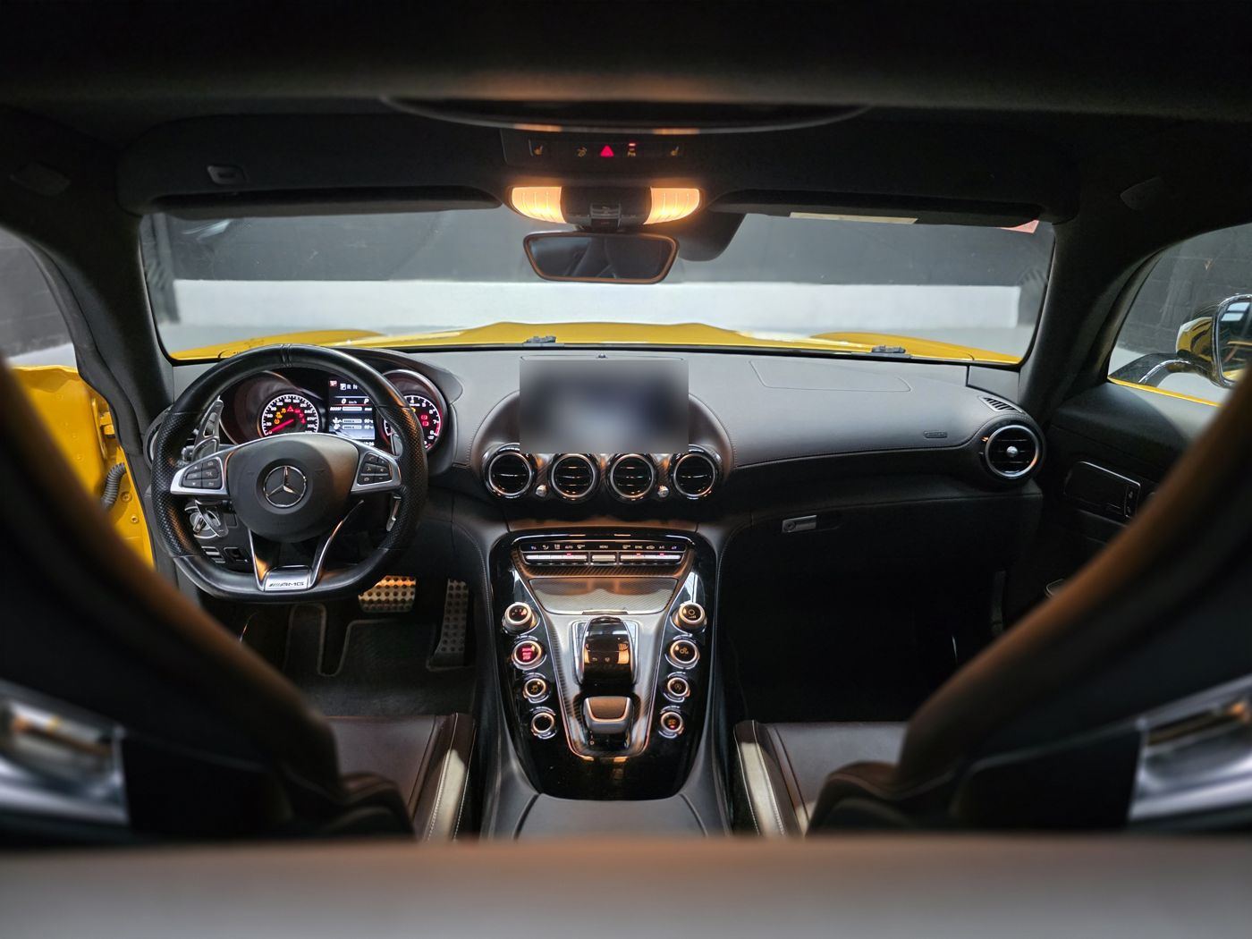 Salpicadero y consola central del AMG GT