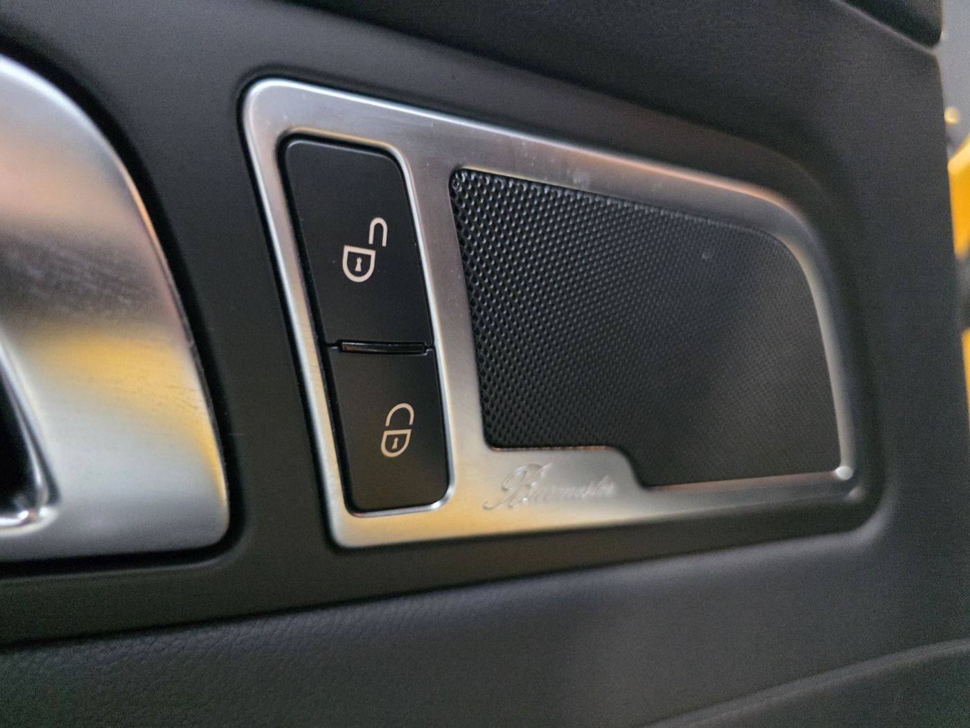 Detalle del panel de puerta con sonido Burmester