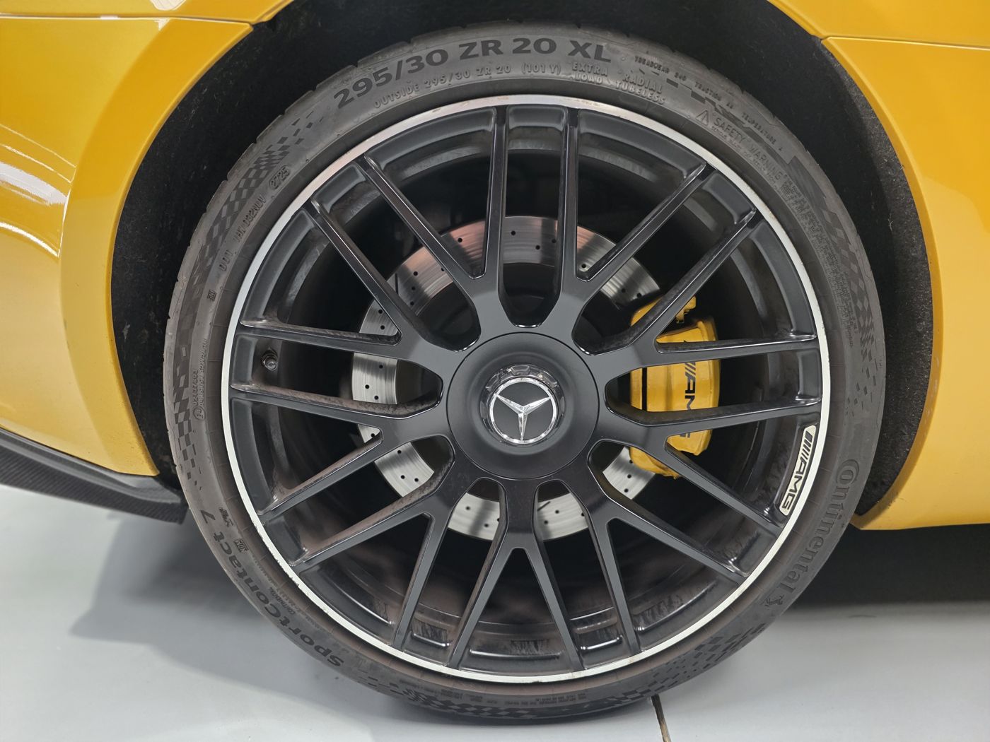 Llanta AMG trasera con pinza amarilla