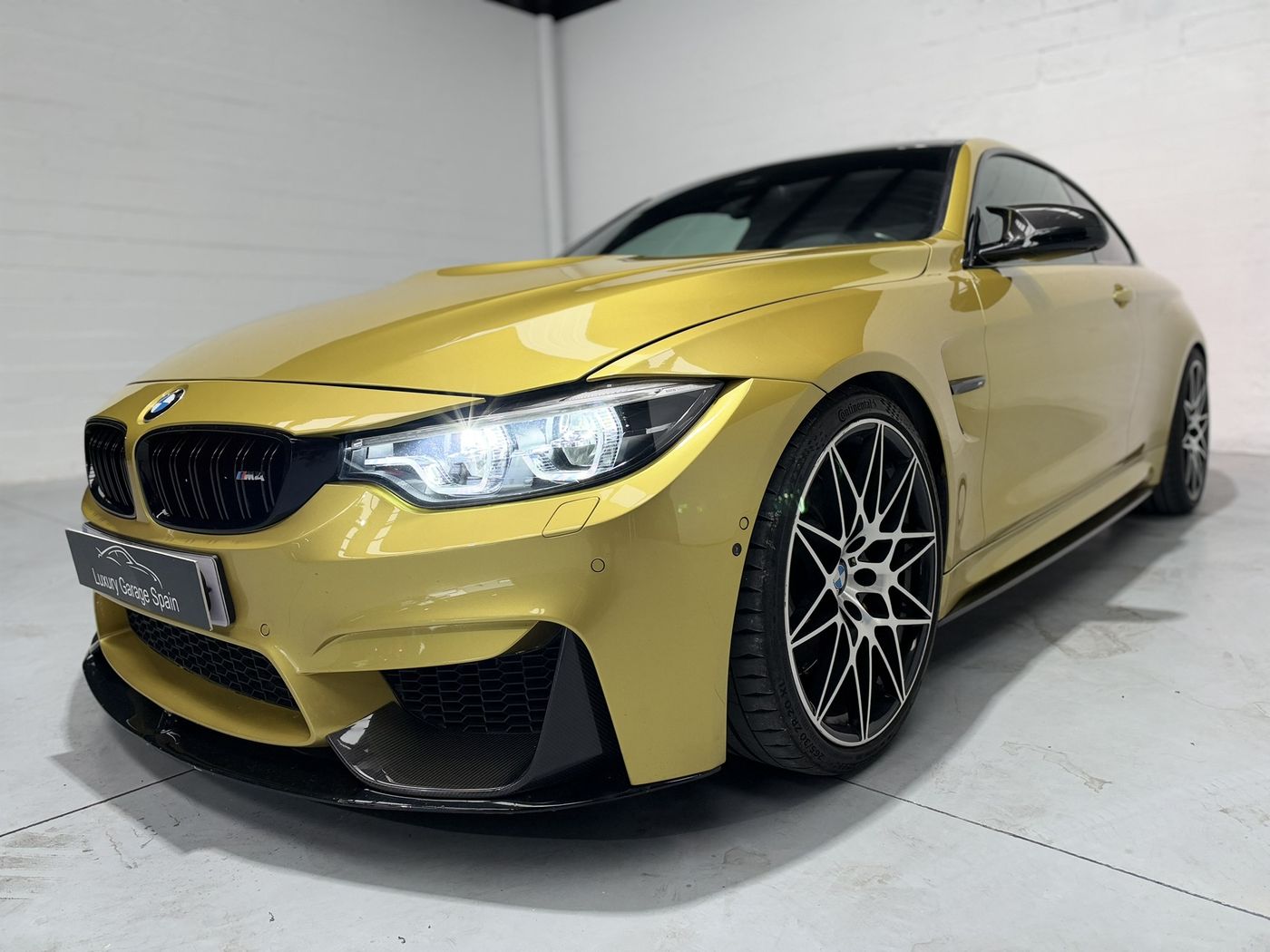 Detalle del frontal del BMW M4: faro, parrilla y paragolpes