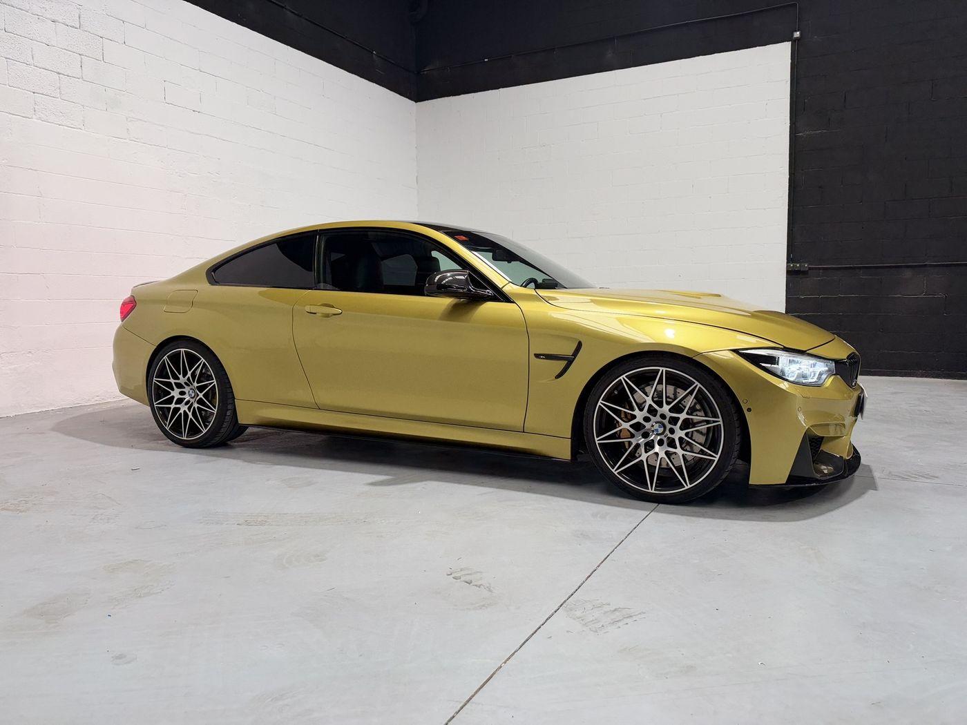 BMW M4 amarillo, vista lateral