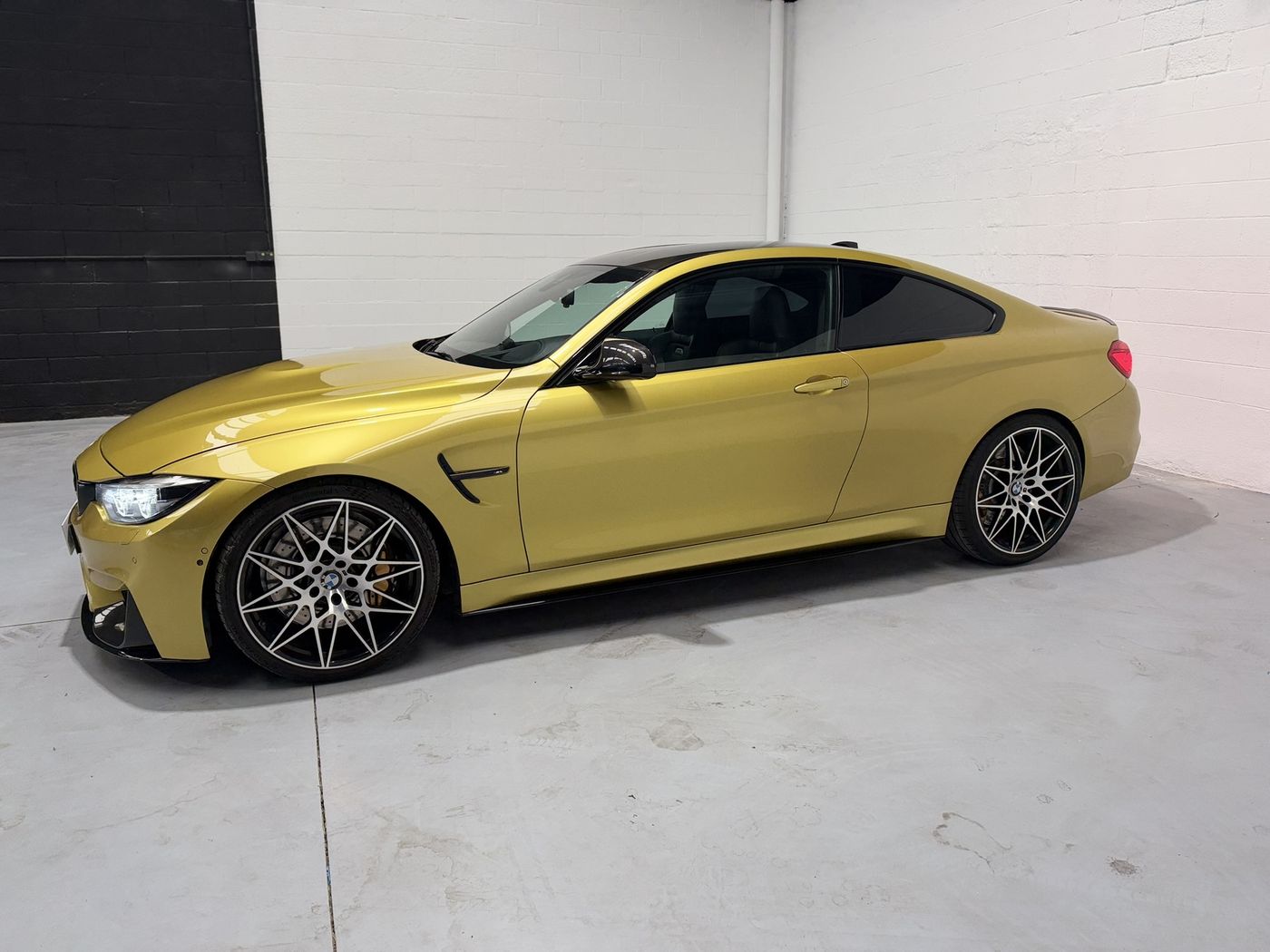 BMW M4 amarillo, vista lateral desde el otro costado