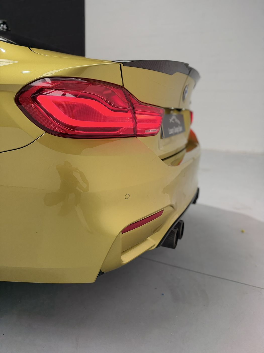 Detalle del piloto trasero y las salidas de escape del BMW M4