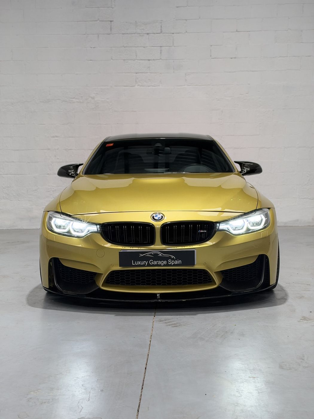 BMW M4 amarillo, vista frontal en formato vertical