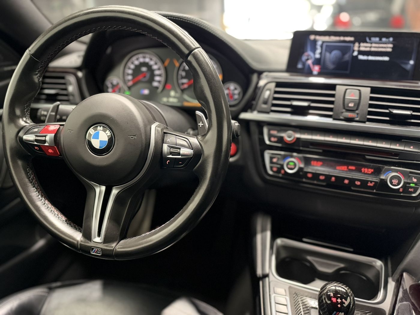 Volante M del BMW M4, mandos de la consola y pomo del cambio automático