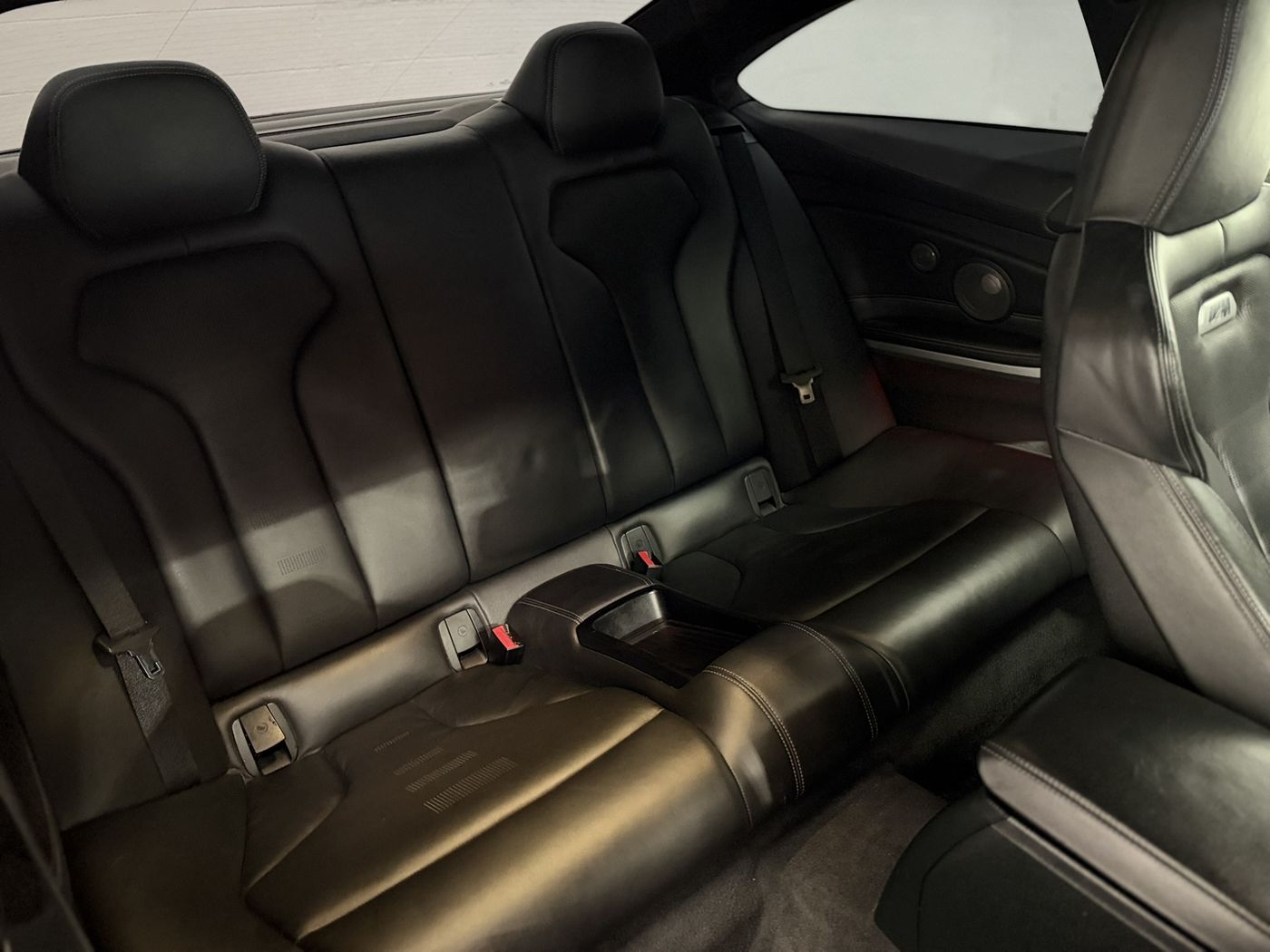 Asientos traseros del BMW M4 vistos desde el otro lado