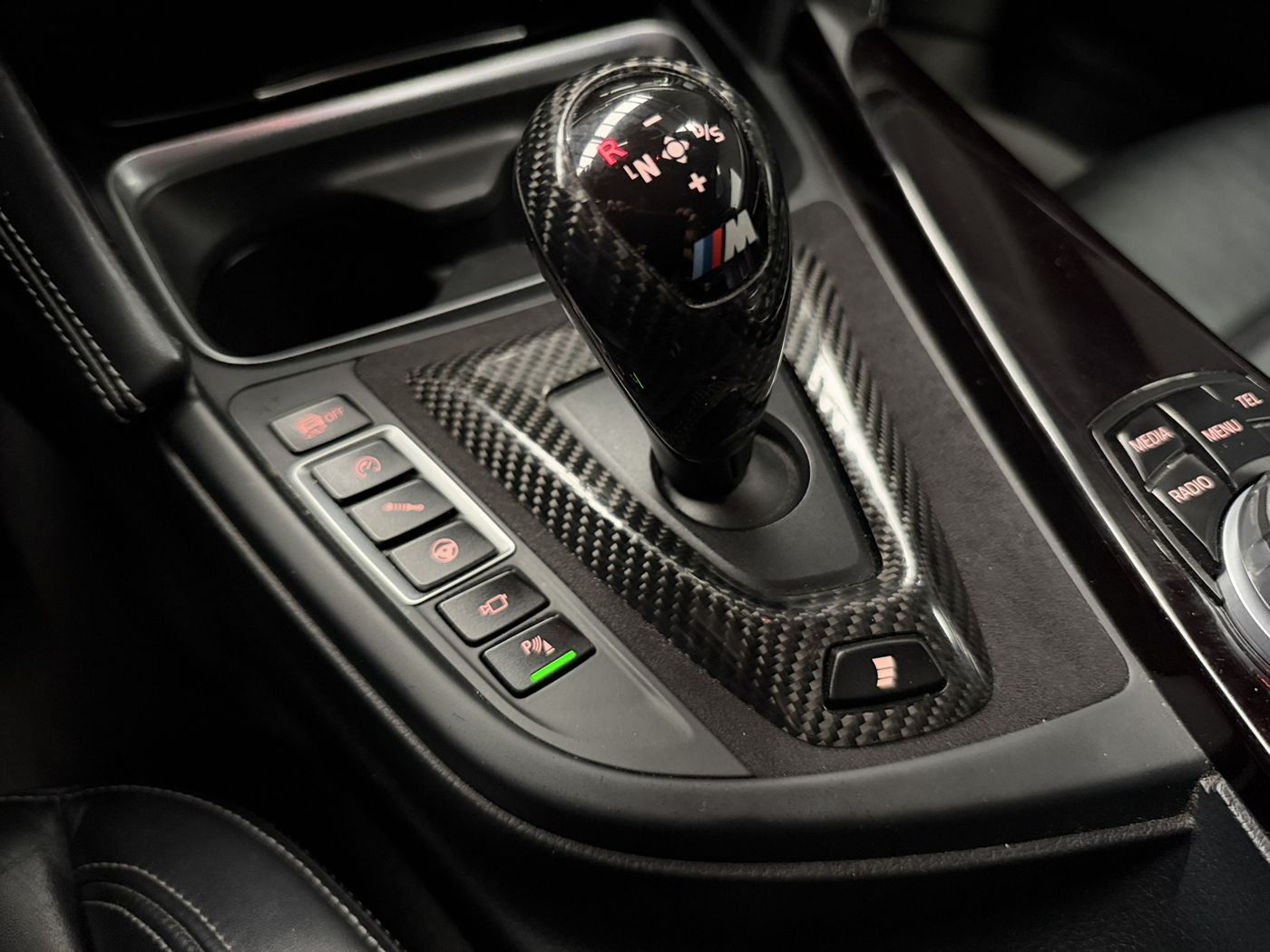 Pomo del cambio automático M con carbono y botones de la consola del BMW M4