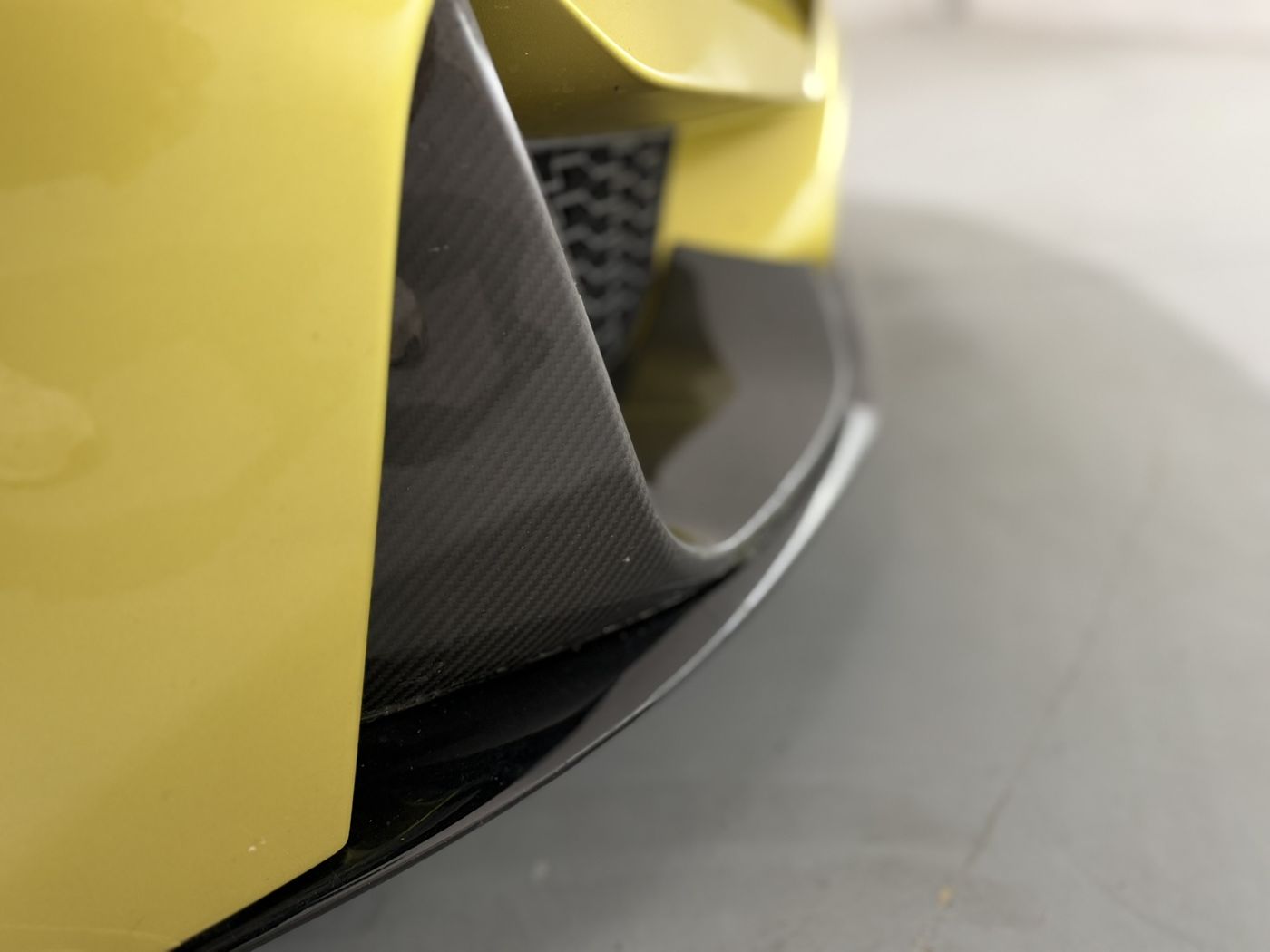 Detalle de la aleta de carbono del paragolpes delantero del BMW M4