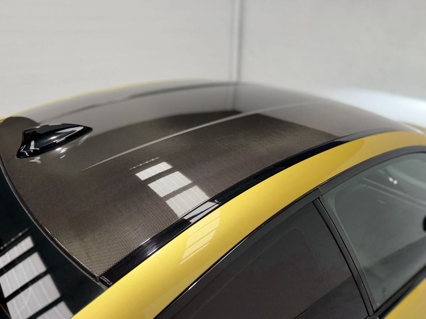 Techo de carbono del BMW M4 con antena de aleta de tiburón