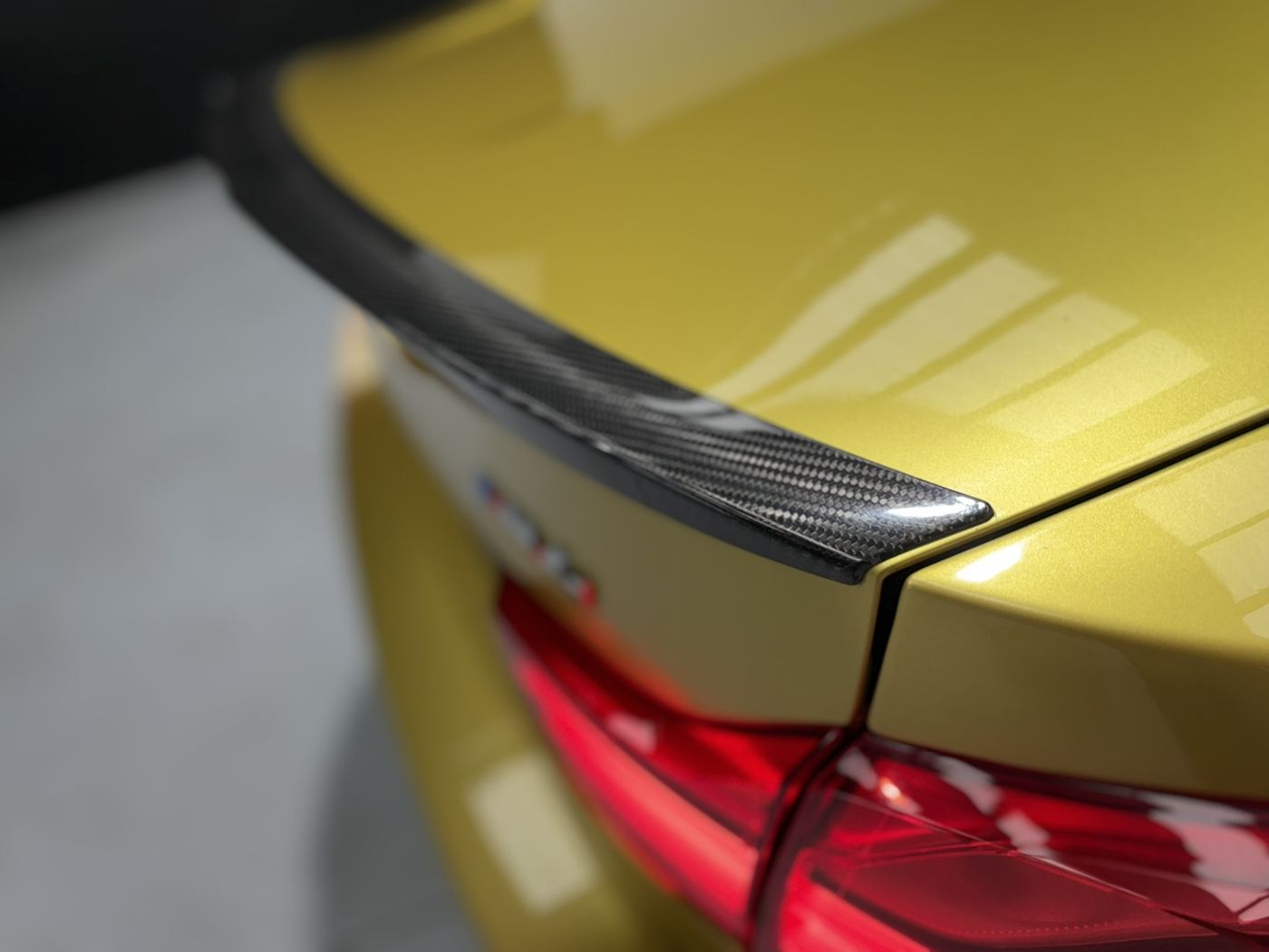 Detalle del alerón trasero de carbono del BMW M4