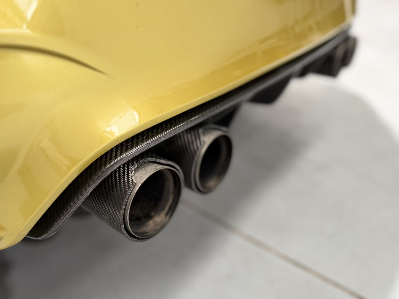 Escape cuádruple con embellecedores de carbono y difusor del BMW M4