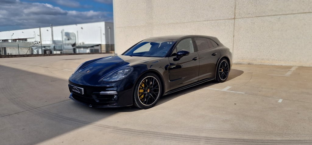 Porsche Panamera Turbo S E-Hybrid Sport Turismo negro, tres cuartos delantero derecho