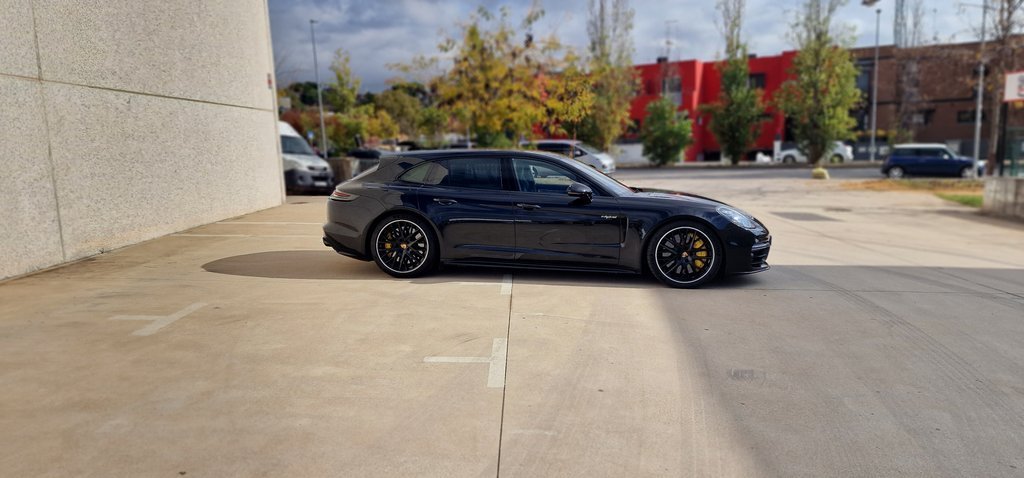 Porsche Panamera Turbo S E-Hybrid Sport Turismo negro, perfil lateral