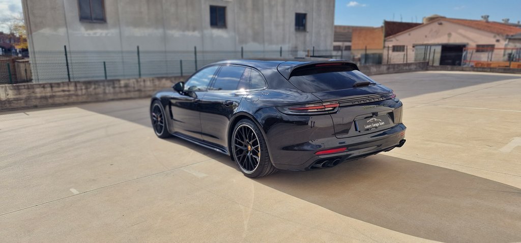 Porsche Panamera Turbo S E-Hybrid Sport Turismo negro, tres cuartos trasero