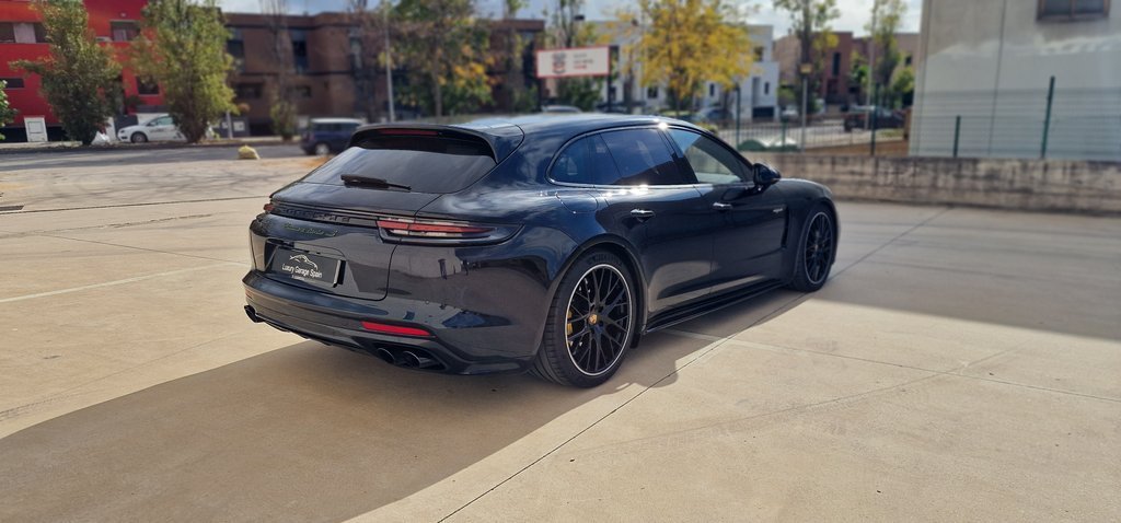 Porsche Panamera Turbo S E-Hybrid Sport Turismo negro, tres cuartos trasero derecho