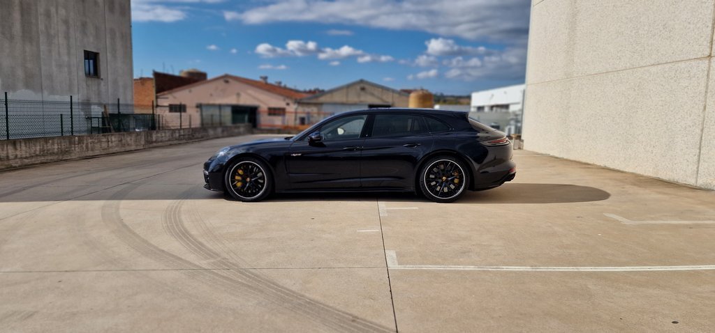 Porsche Panamera Turbo S E-Hybrid Sport Turismo negro, lateral completo
