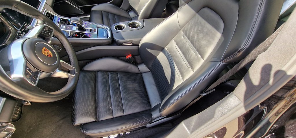 Volante deportivo y asiento del conductor