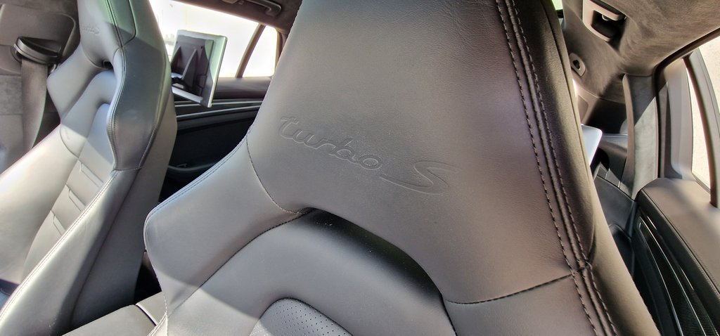 Reposacabezas con anagrama turbo S