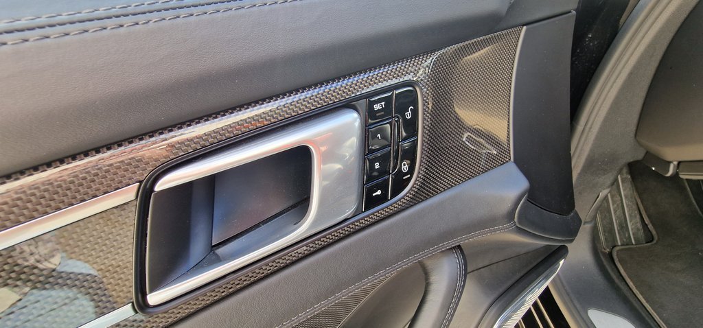 Tirador de puerta con molduras de carbono