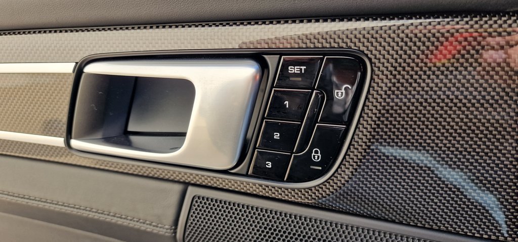 Panel de puerta trasera en carbono con mandos de asiento