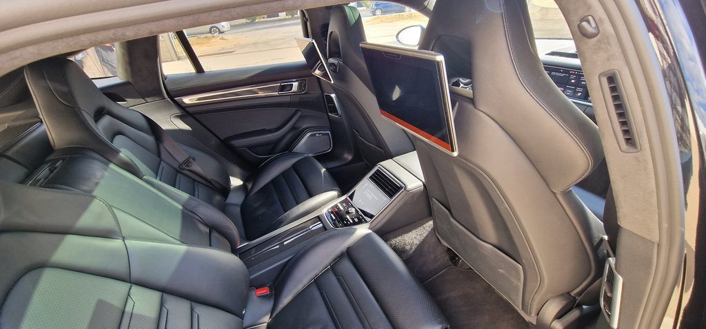 Habitáculo trasero con pantallas Porsche