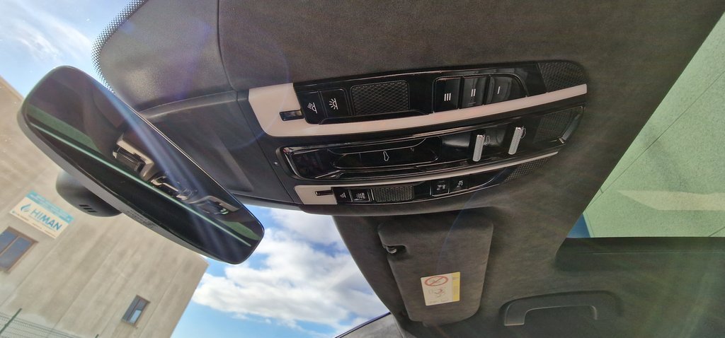 Retrovisor interior y mandos del techo