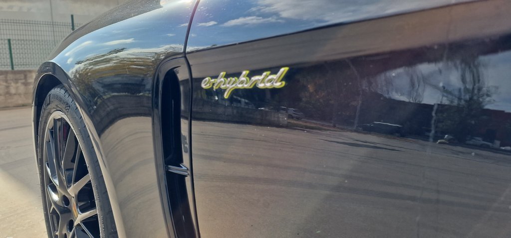 Anagrama e-hybrid en la aleta delantera