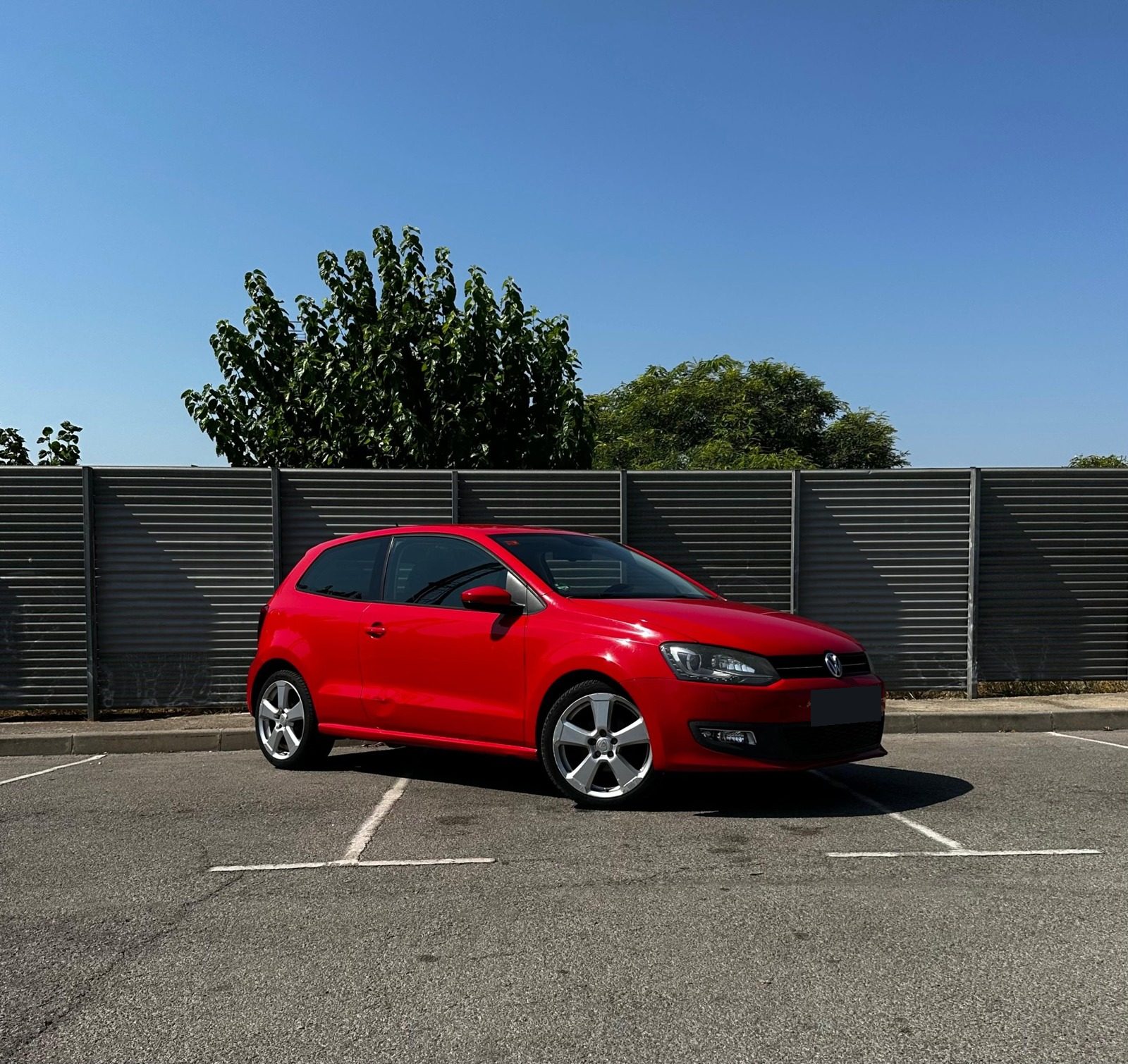 Volkswagen Polo rojo, tres cuartos delantero, plano general