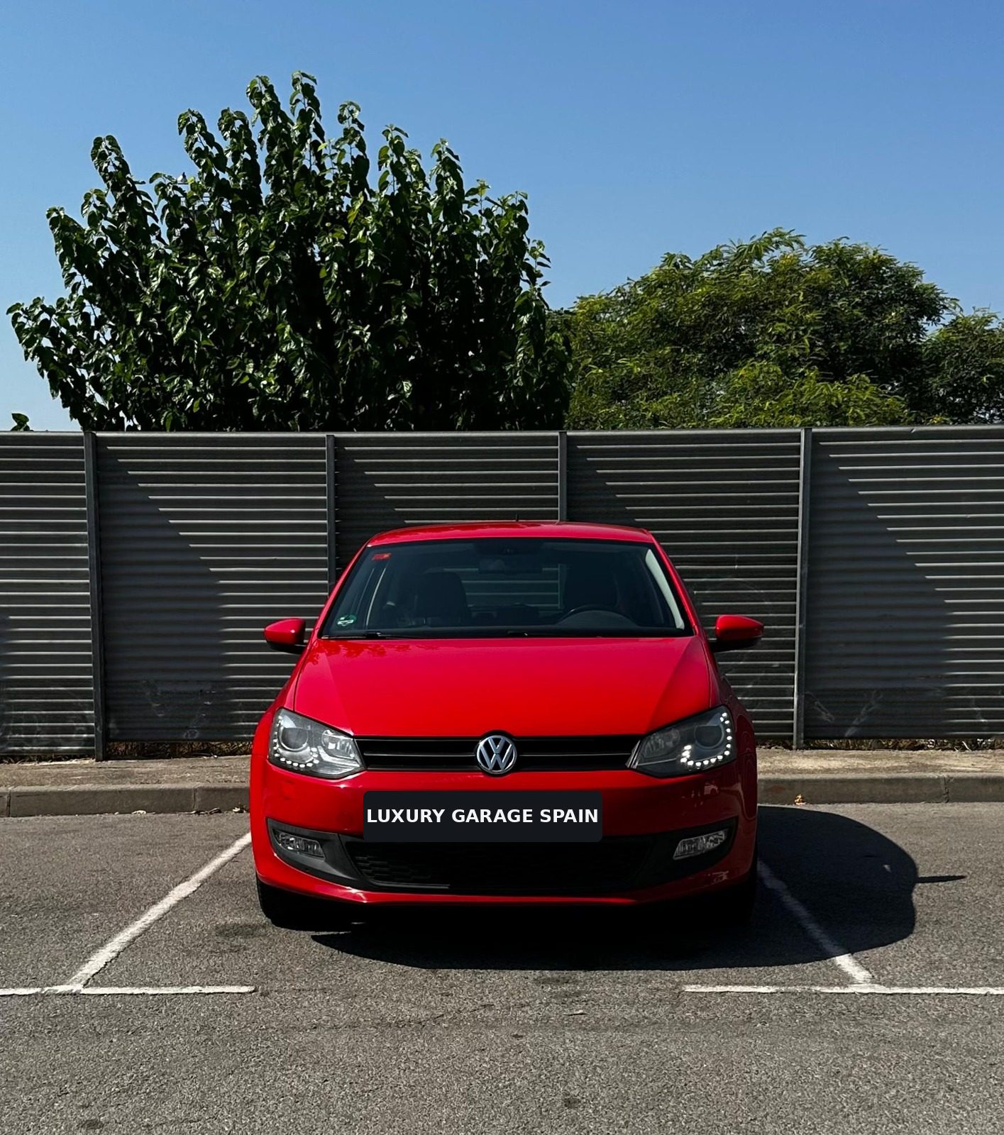 Volkswagen Polo rojo, vista frontal