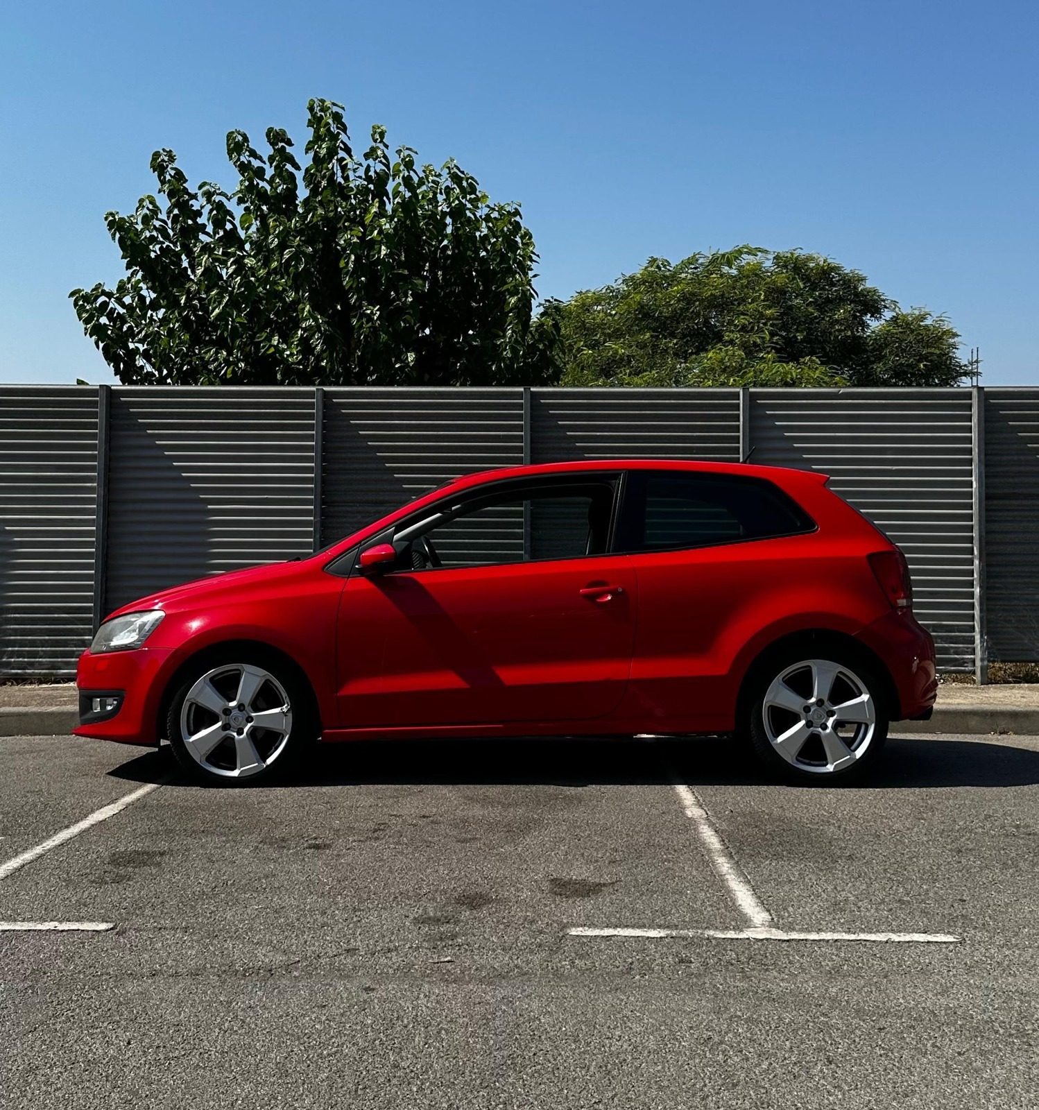 Volkswagen Polo rojo, lateral izquierdo