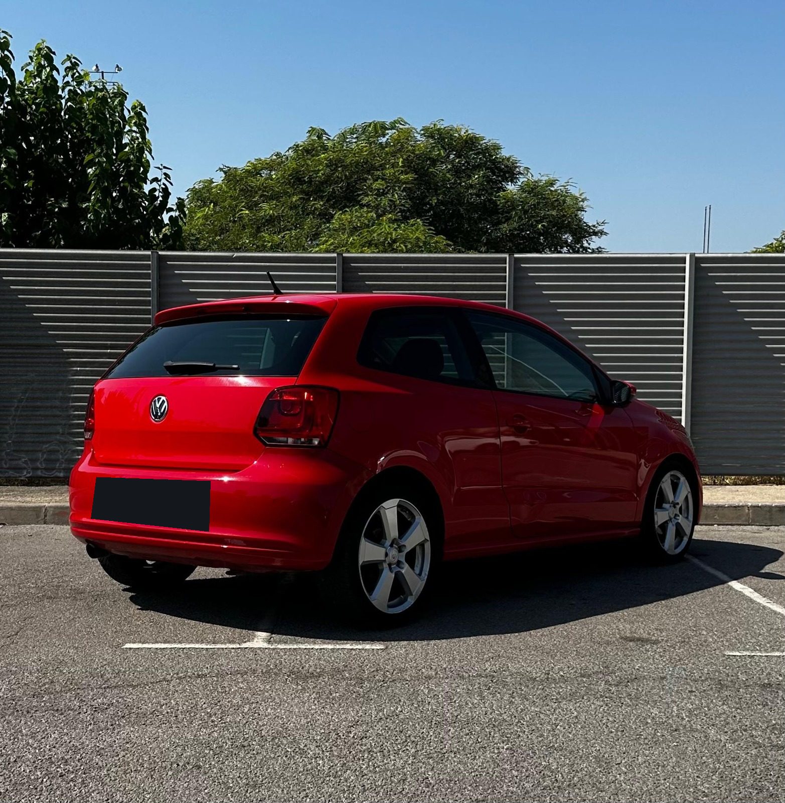 Volkswagen Polo rojo, tres cuartos trasero