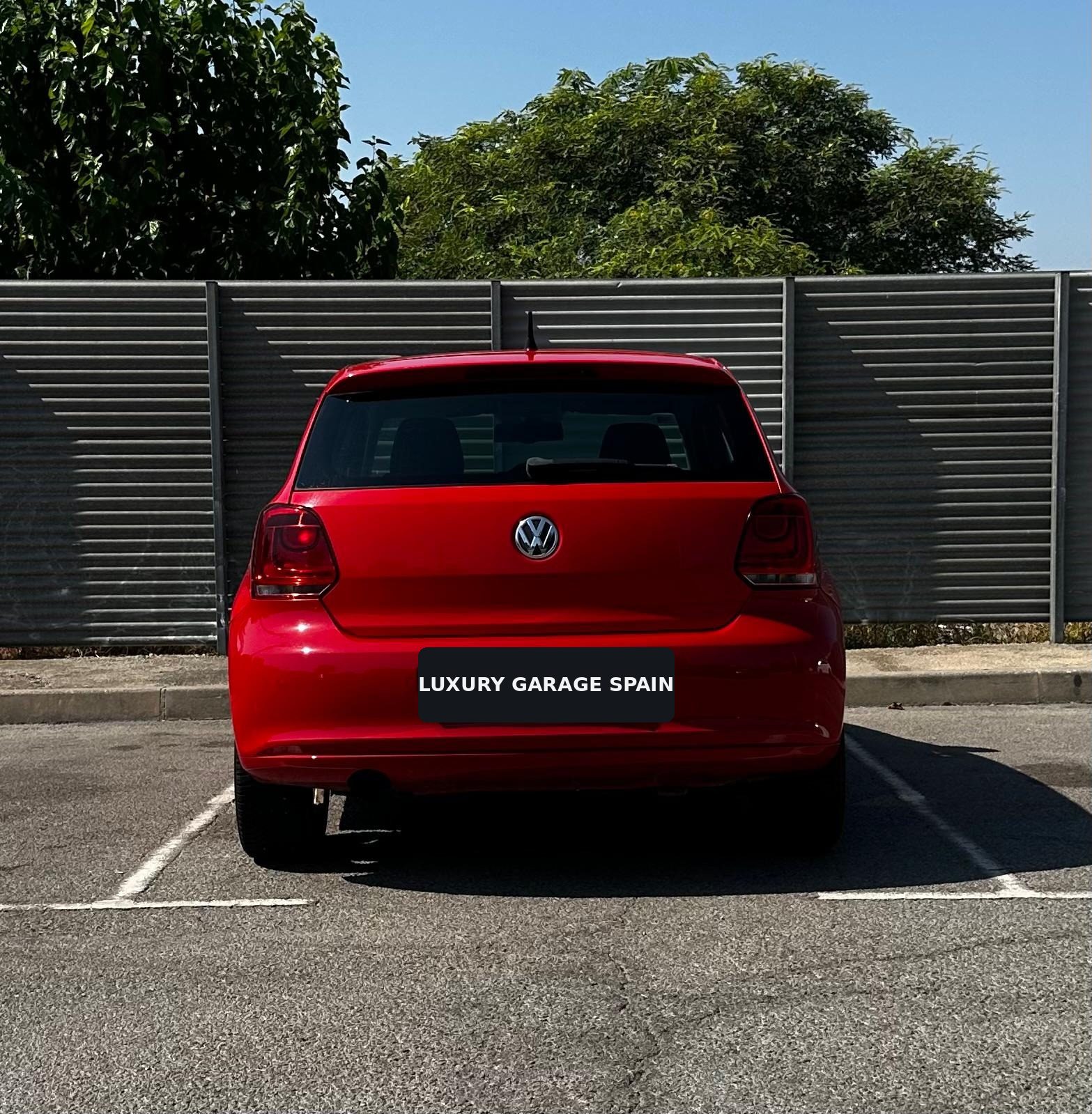 Volkswagen Polo rojo, vista trasera