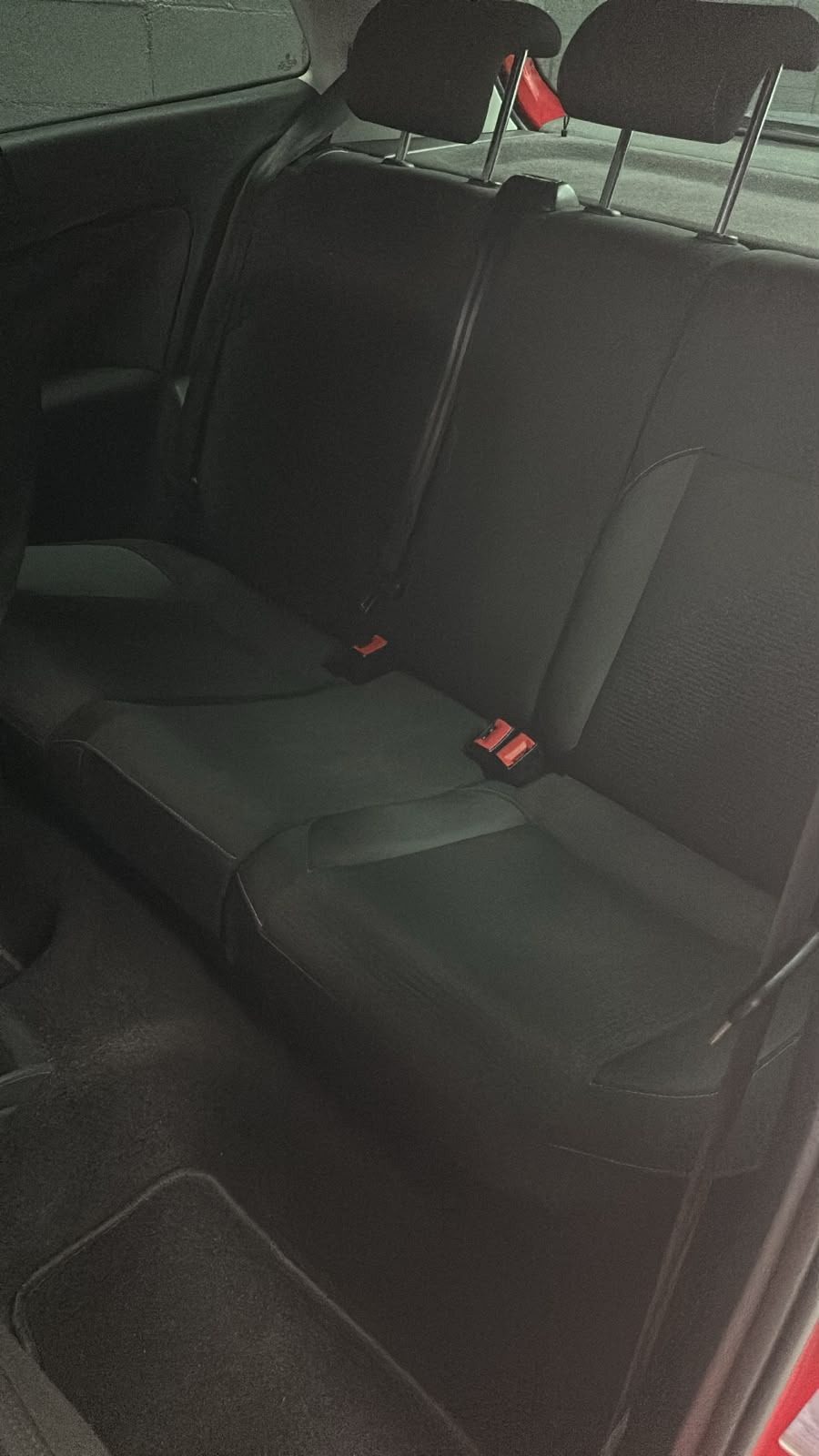 Volkswagen Polo rojo, plazas traseras