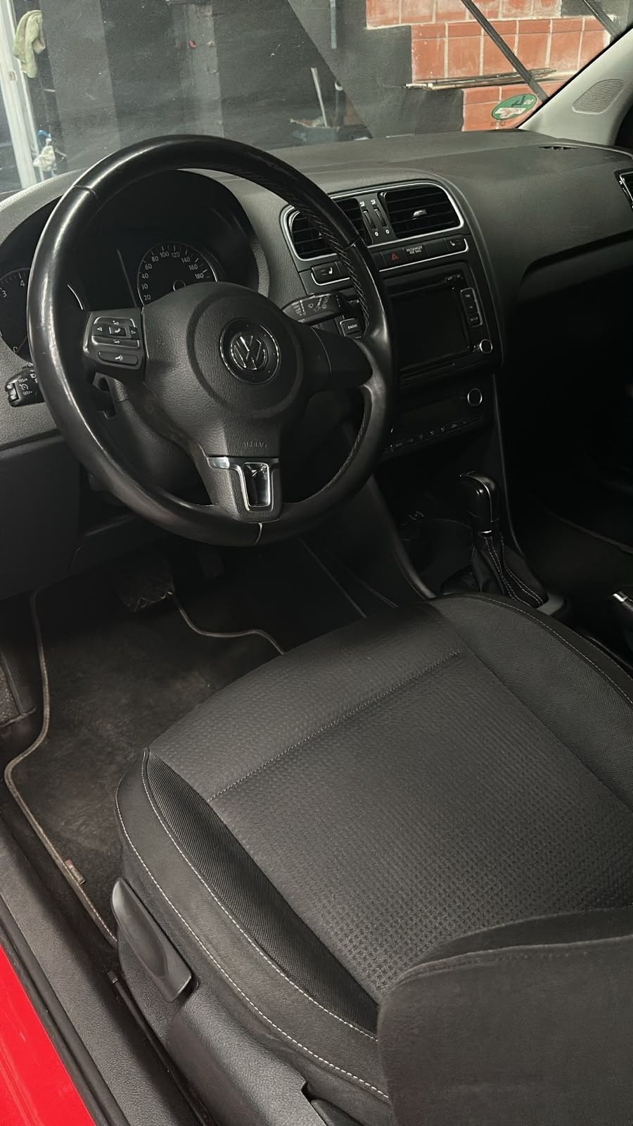 Volkswagen Polo rojo, puesto de conducción