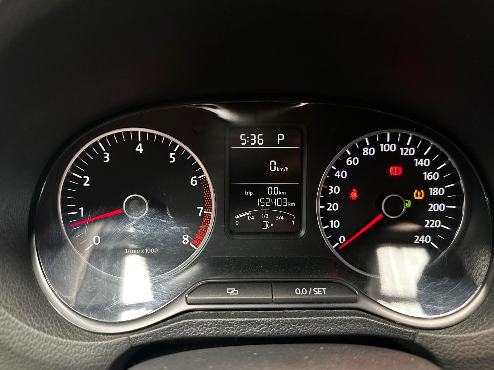 Volkswagen Polo rojo, cuadro de instrumentos