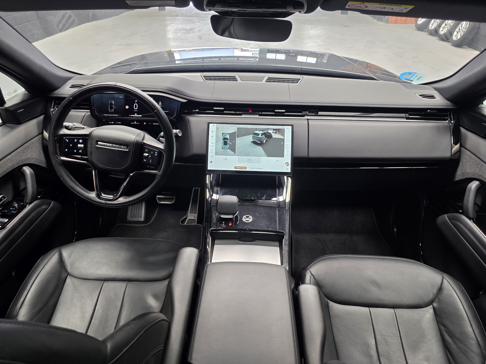 Salpicadero y pantalla central del Range Rover Sport