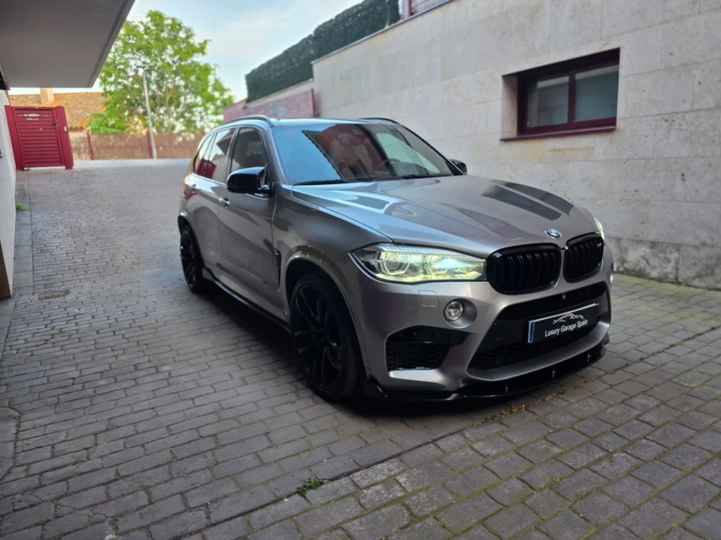 BMW X5 M gris, tres cuartos delantero