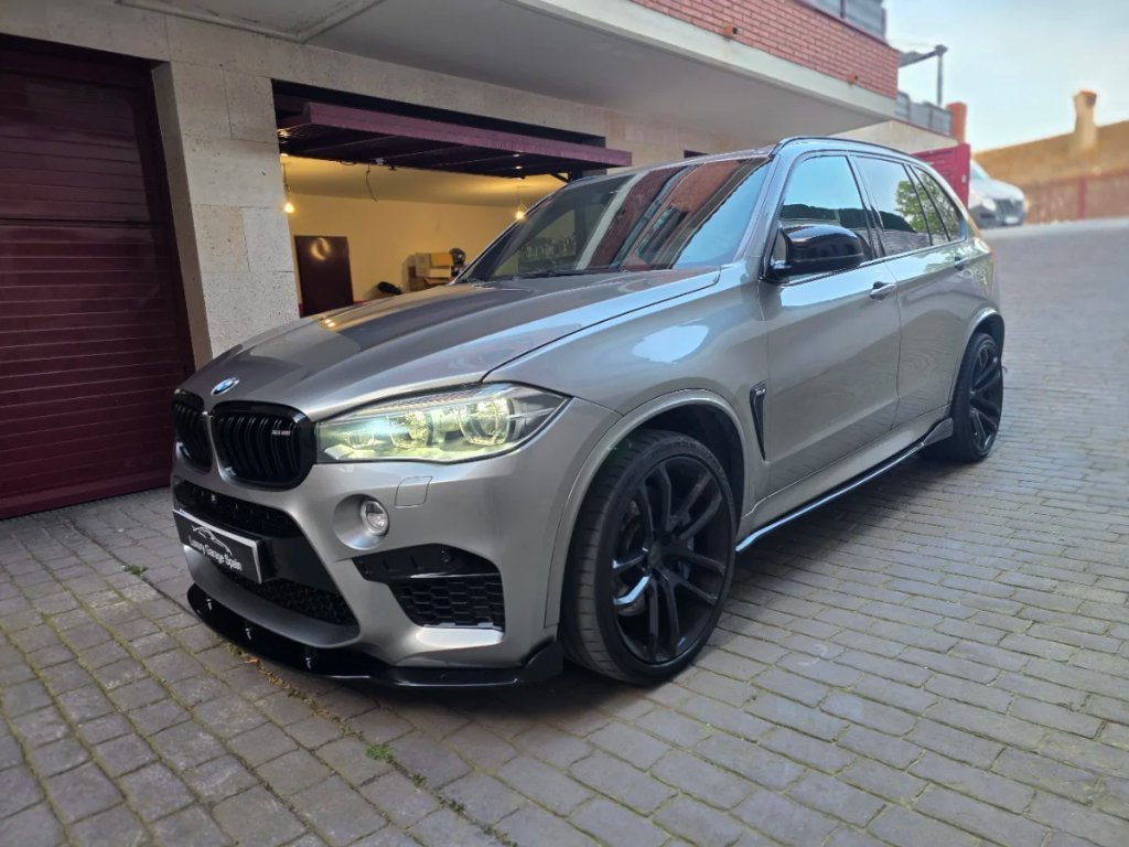 BMW X5 M gris, tres cuartos delantero izquierdo