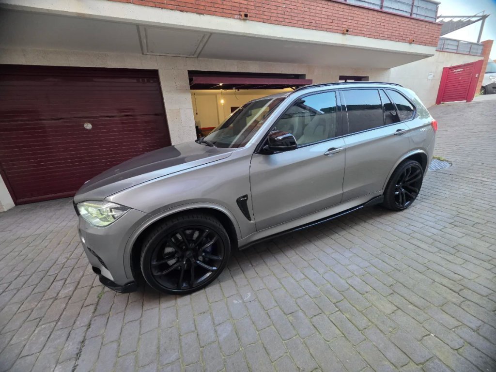 BMW X5 M gris, lateral delantero