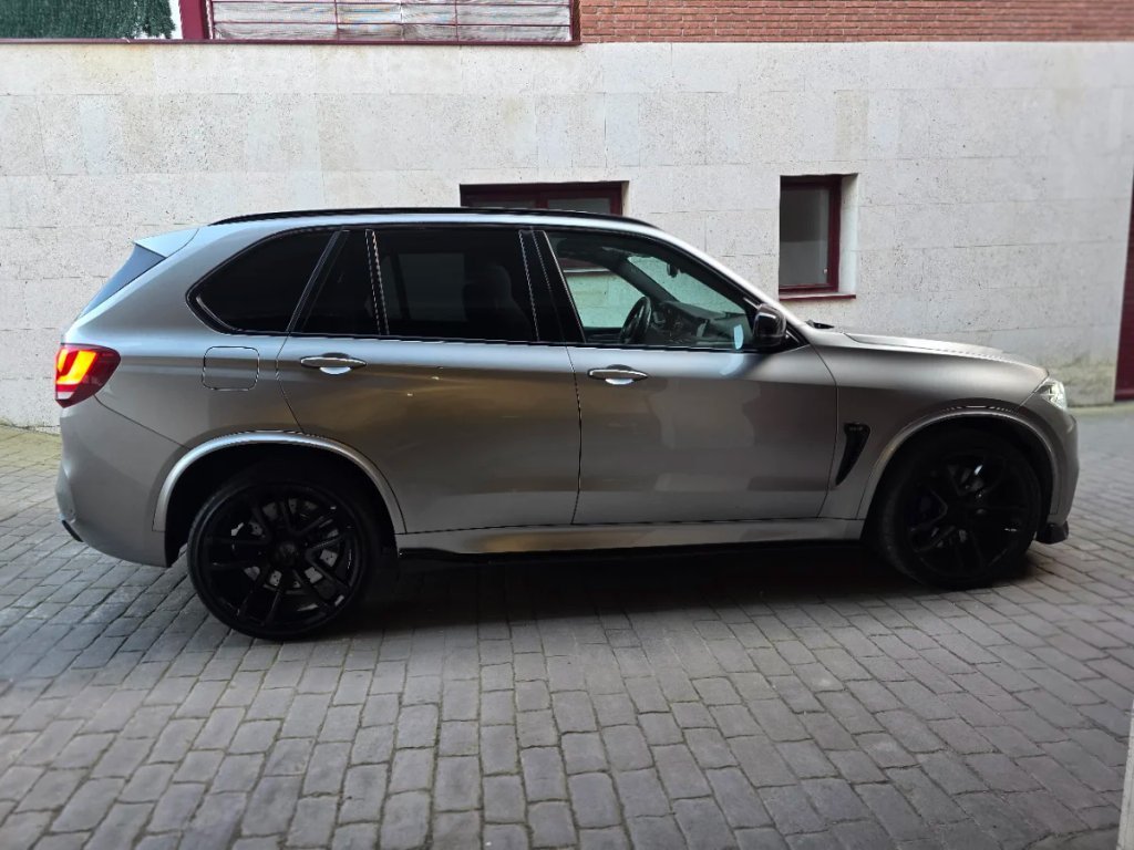 BMW X5 M gris, perfil lateral con llantas Lumma de 22 pulgadas