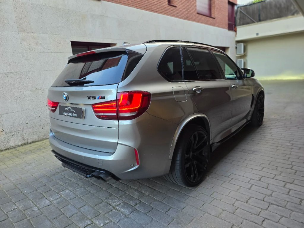 BMW X5 M gris, tres cuartos trasero