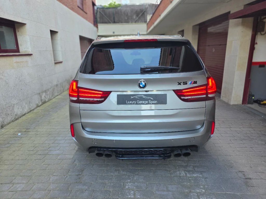 BMW X5 M gris, vista trasera con cuatro salidas de escape